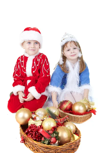Menina e menino em roupas de Natal com brinquedos — Fotografia de Stock