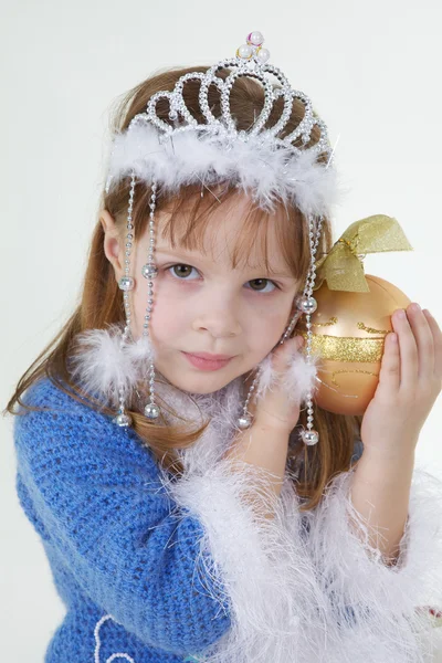 Bambina in abiti natalizi con giocattolo — Foto Stock