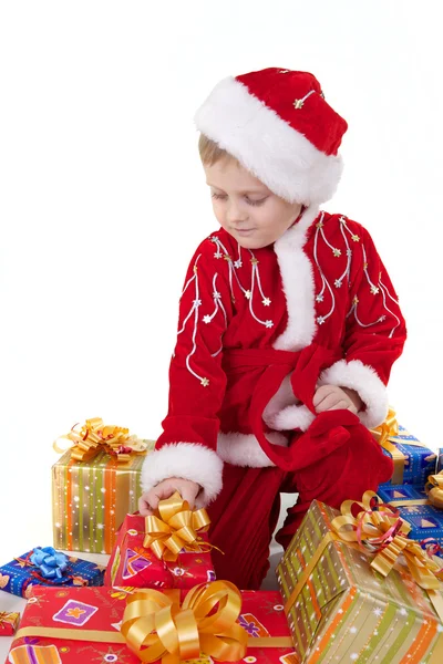 Pojke i jul kläder med presenterar — Stockfoto