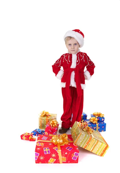 Niño en ropa de Navidad con regalos — Foto de Stock