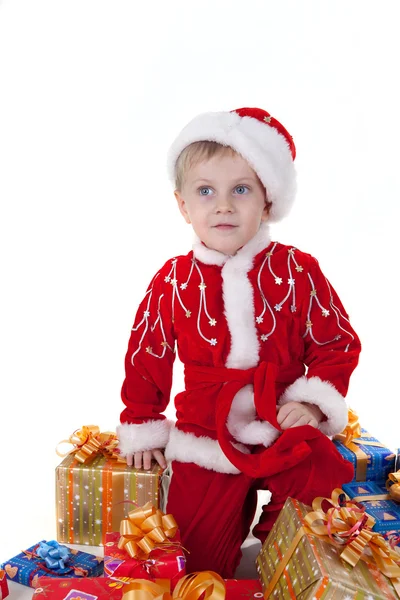 Αγόρι στο Χριστούγεννα ρούχα με παρουσιάζει — Φωτογραφία Αρχείου