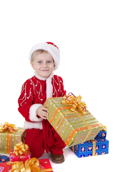Menino em roupas de Natal com presentes — Fotografia de Stock