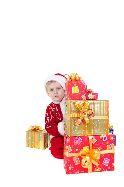 Çocuk Noel giysileri ile sunar — Stok fotoğraf