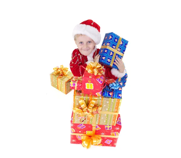 Garçon en vêtements de Noël avec des cadeaux — Photo
