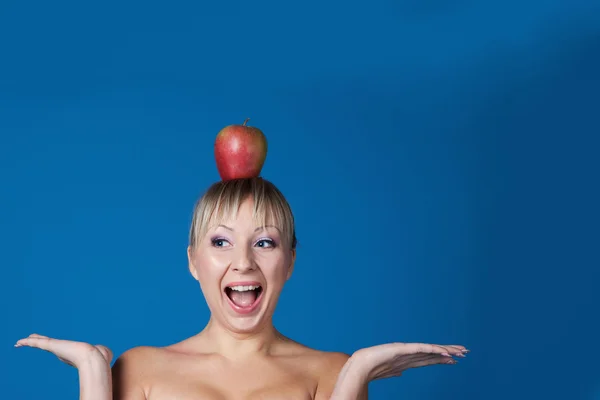 Flicka med apple på huvud — Stockfoto