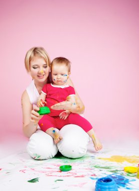 renk boyalar ile oynayan çocuk