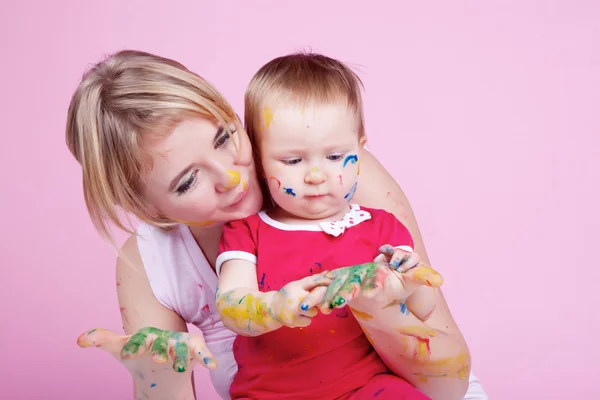 Ребенок играет с красками — стоковое фото