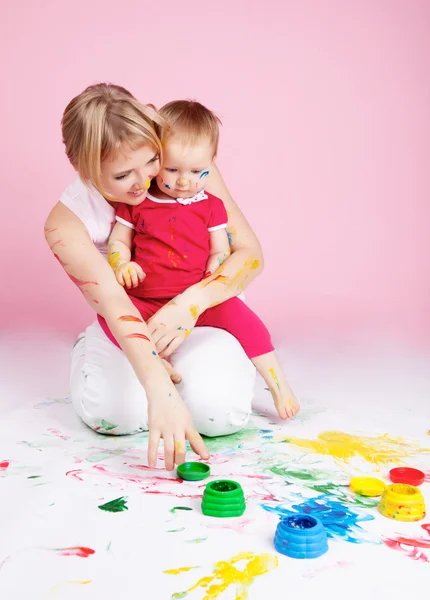 Ребенок играет с красками — стоковое фото