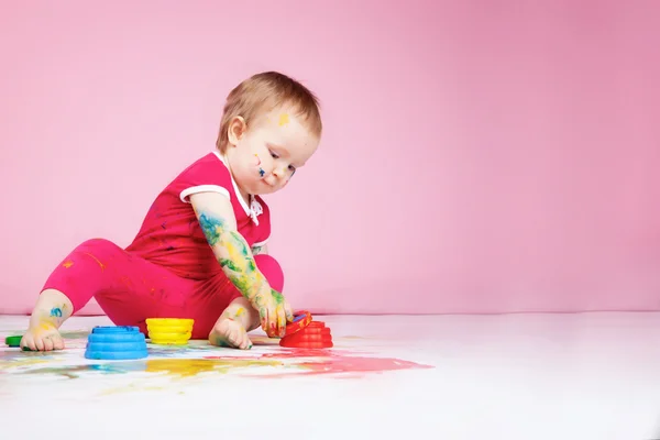 Bambino che gioca con le vernici a colori — Foto Stock