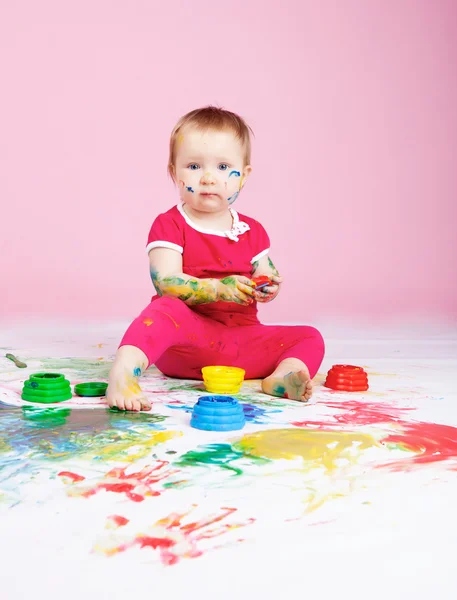Dítě hraje s barva barvy — Stock fotografie