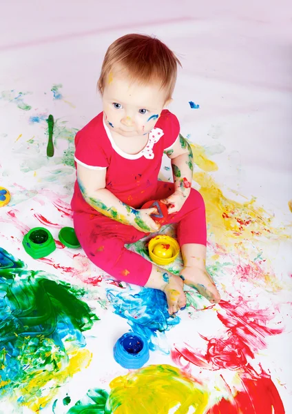 Bambino che gioca con le vernici a colori — Foto Stock