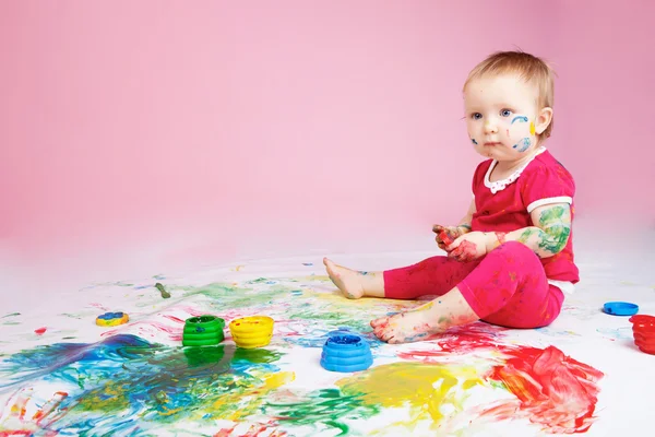 小孩在玩颜色油漆 — 图库照片