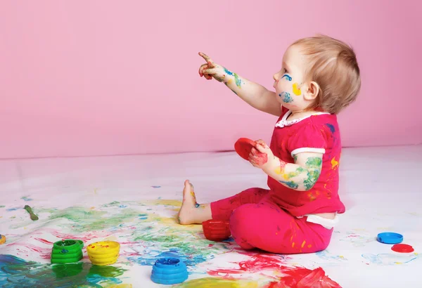 Dítě hraje s barva barvy — Stock fotografie