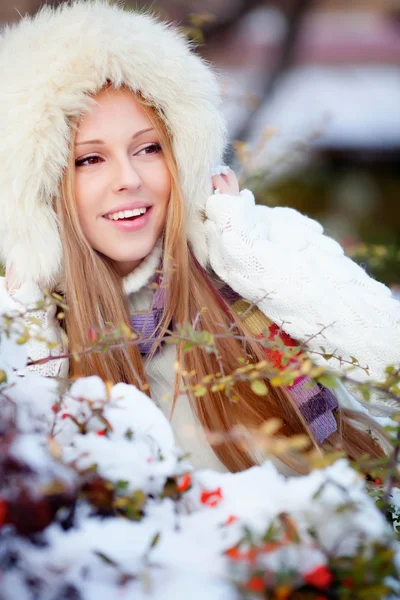 Chica en invierno parque — Foto de Stock