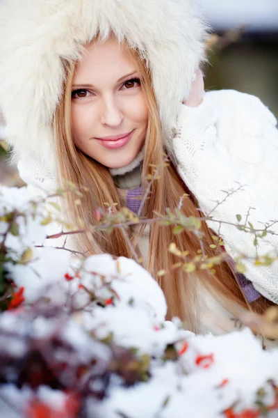 Mädchen im Winterpark — Stockfoto