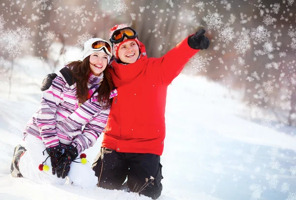 Menina e menino no parque de inverno — Fotografia de Stock