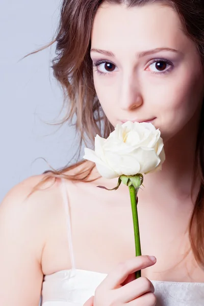 Κορίτσι με τριαντάφυλλο — Φωτογραφία Αρχείου