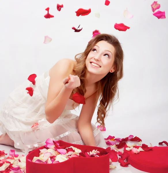 Girl with rose pentals — Stock Photo, Image