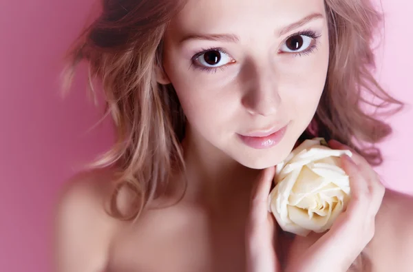 Meisje met roos — Stockfoto