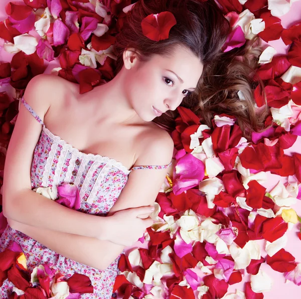 Hermosa chica con rosa — Foto de Stock