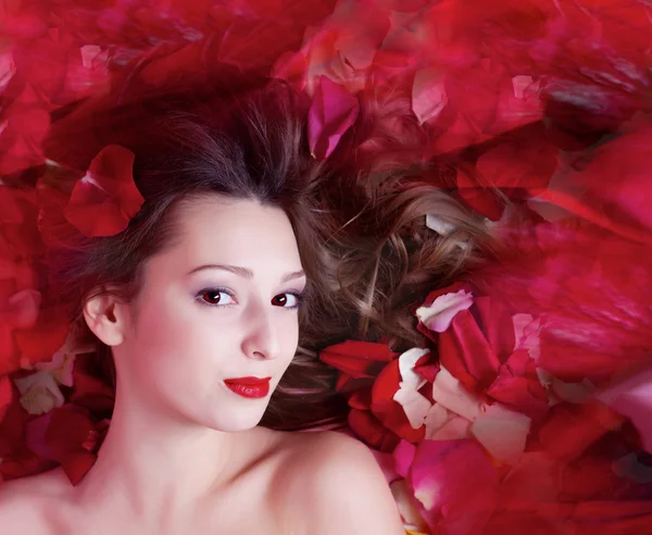 Vacker flicka med ros — Stockfoto