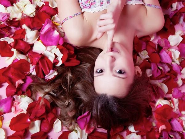 Belle fille avec rose — Photo