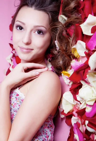 Mooi meisje met roos — Stockfoto