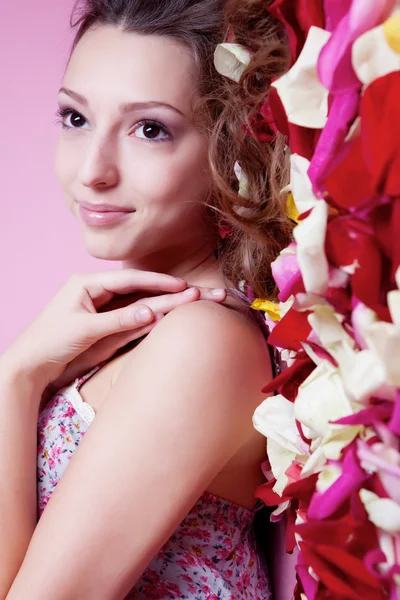 Hermosa chica con rosa — Foto de Stock