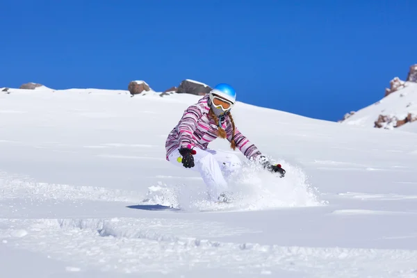 Девушка на сноуборде — стоковое фото