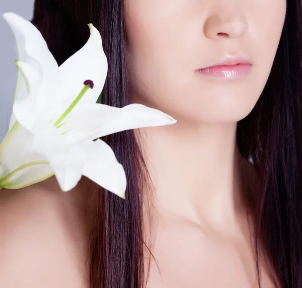 Flicka med lily — Stockfoto