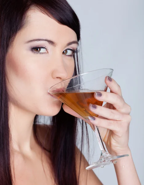 Chica bebiendo vino — Foto de Stock