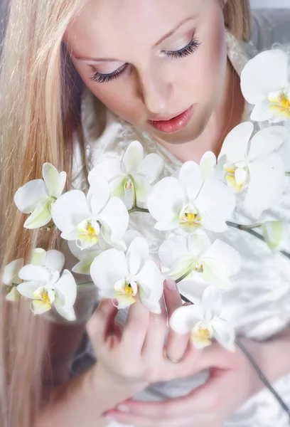 Chica con orquídea blanca — Foto de Stock