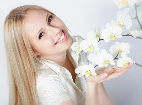Дівчина з білою орхідеєю — стокове фото