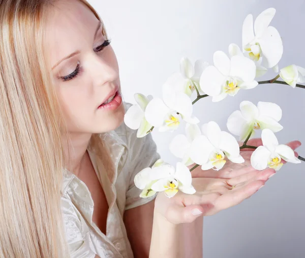 白い蘭の花を持つ少女 — ストック写真