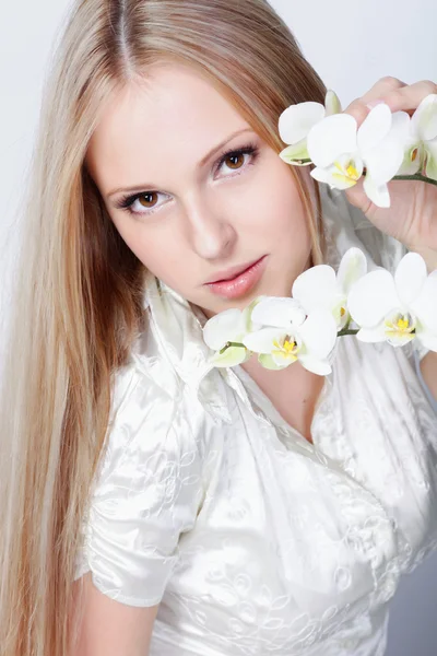 Jente med hvit orkideen – stockfoto