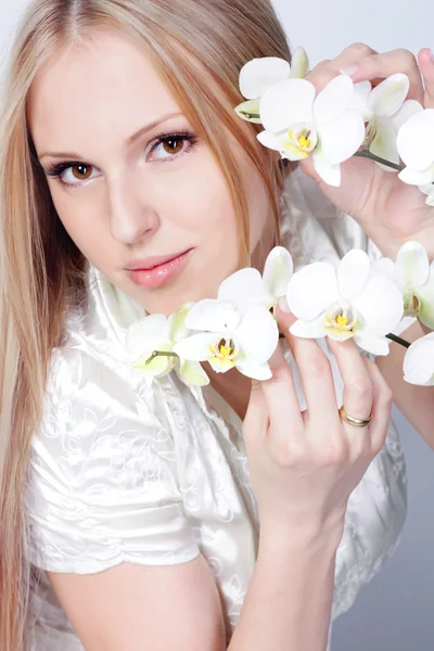 Девушка с белой орхидеей — стоковое фото