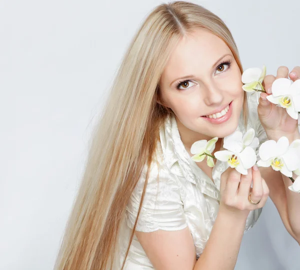 白い蘭の花を持つ少女 — ストック写真