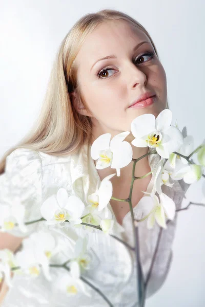 Dziewczyna z Biała orchidea — Zdjęcie stockowe