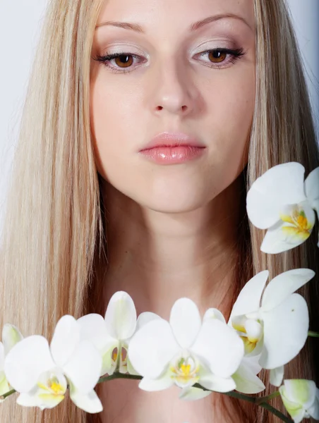 Chica con orquídea blanca —  Fotos de Stock