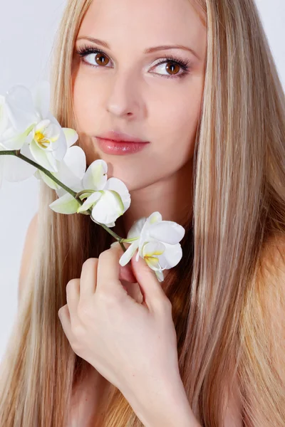 Flicka med orkidé — Stockfoto