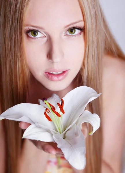 Dívka s lily květina — Stock fotografie