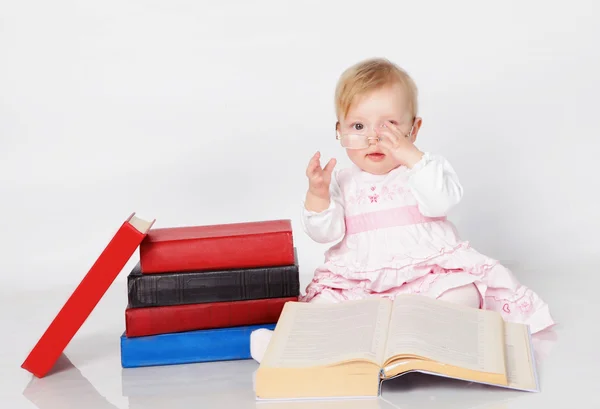 Baby reading book — Stock Photo, Image