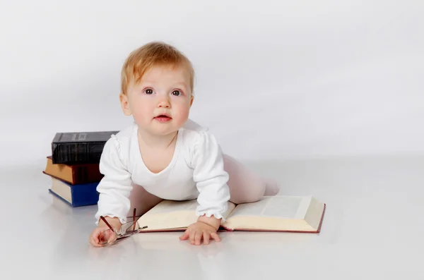 Baby reading book — Stock Photo, Image