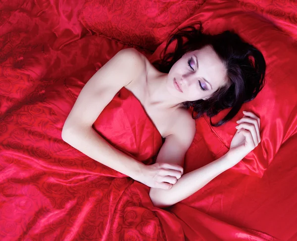 Meisje in de rode kamer — Stockfoto