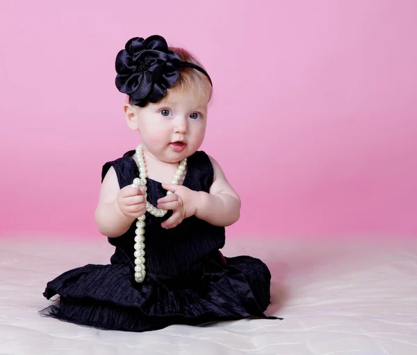 Kleines Mädchen mit weißen Perlen — Stockfoto