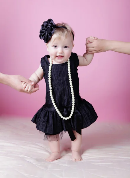 Kleines Mädchen in schwarzem Kleid im Studio — Stockfoto