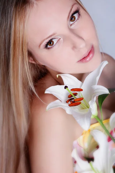 Flicka med lily flower — Stockfoto
