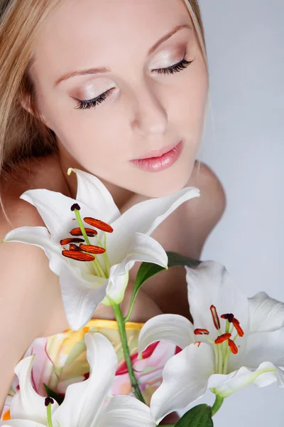 Menina com flor de lírio — Fotografia de Stock