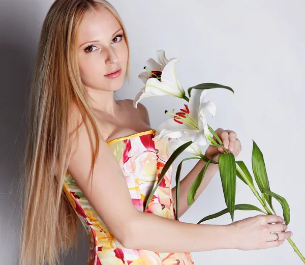 Dziewczyna z kwiat lilii — Zdjęcie stockowe