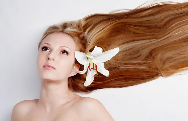 Chica con flor de lirio —  Fotos de Stock